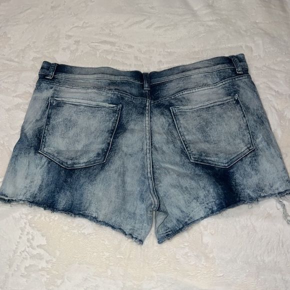 DISTRESSED Jeans Shorts - Picture 2 of 3
